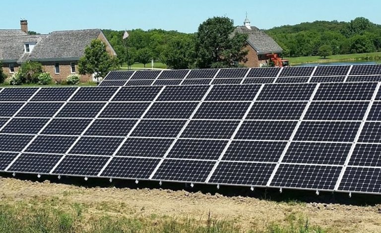 Solar array on Illinois farm